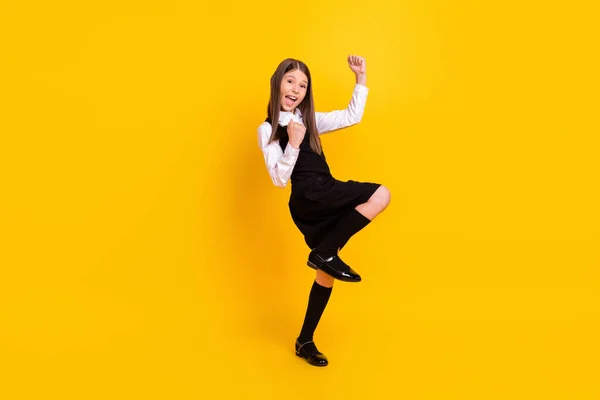 Tamanho total do corpo foto estudante em uniforme gestos como vencedor isolado cor amarela brilhante fundo — Fotografia de Stock