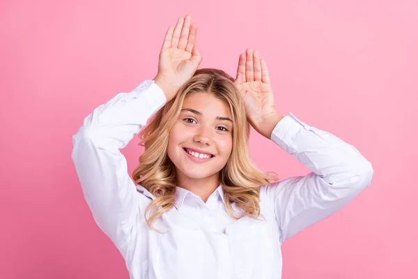 Porträt von attraktiven fröhlichen welligen Mädchen zeigt Hasenohren Narren isoliert über rosa Pastellfarbe Hintergrund — Stockfoto
