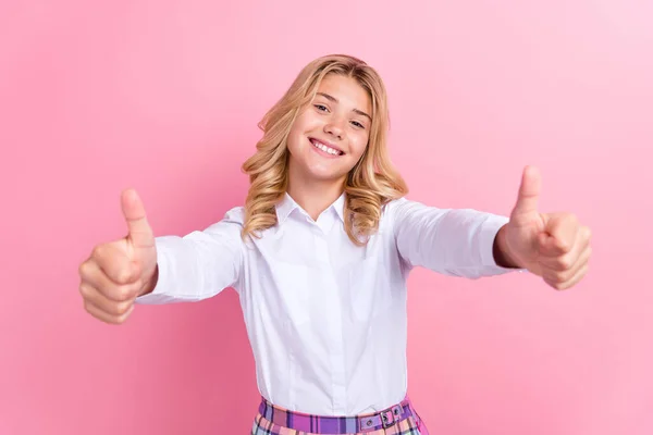 Retrato de menina de cabelos ondulados alegre atraente dando dois polegar isolado sobre fundo cor pastel rosa — Fotografia de Stock