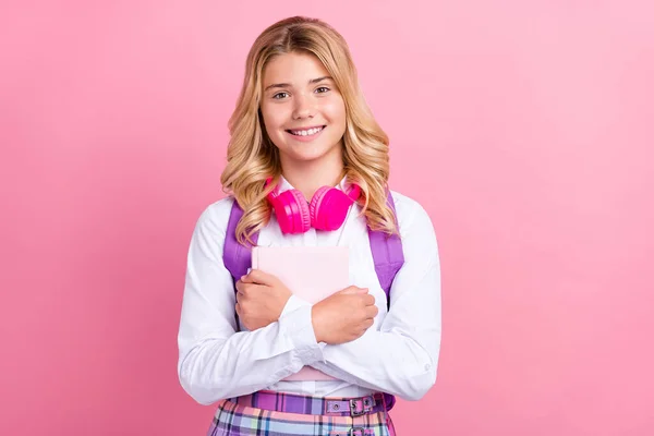 Retrato de muito alegre menina de cabelos ondulados abraçando livro diário isolado sobre cor pastel rosa fundo — Fotografia de Stock