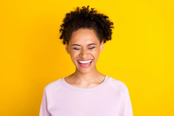 Foto de joven feliz piel oscura mujer sonrisa disfrutar de la risa buen humor aislado sobre fondo de color amarillo —  Fotos de Stock