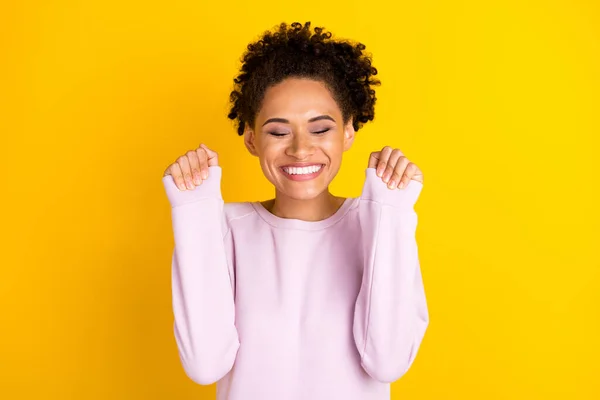 Фото молодой счастливой позитивной афро-американской женщины наслаждаться хорошим настроением улыбка изолированы на светло-желтый цвет фона — стоковое фото