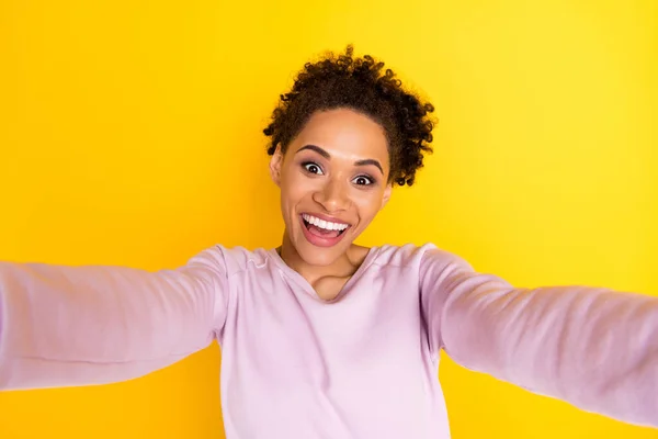 Heyecanlı koyu tenli kadının fotoğrafı selfie 'yi mutlu eder. Parlak sarı arka planda izole edilmiş keyfine varır. — Stok fotoğraf