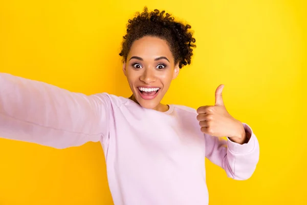 Retrato de atractiva señora de piel oscura hacer selfie mostrar el pulgar hacia arriba radiante sonrisa aislada en el fondo de color amarillo —  Fotos de Stock