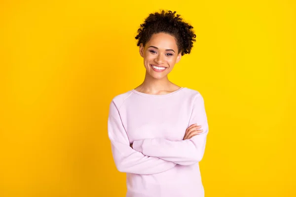 Photo de charmante personne de peau sombre gaie croisée mains rayonnant sourire isolé sur fond de couleur jaune — Photo