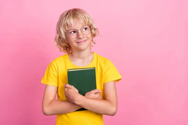 Foto di giovane ragazzo della scuola felice sorriso positivo abbracciare libro sogno pensare sguardo vuoto spazio isolato su sfondo di colore rosa — Foto Stock