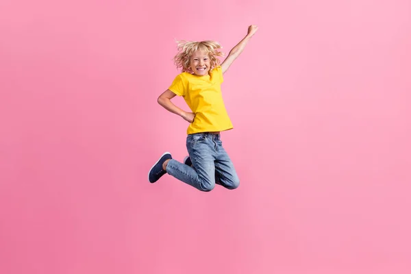 Pleine photo du corps du jeune garçon heureux sourire positif sauter voler super-héros puissance isolé sur fond de couleur rose — Photo