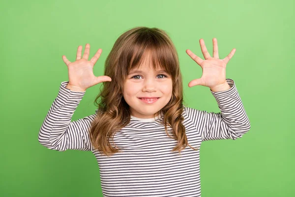 Фото красивої маленької блондинки дівчинки рук вгору сорочка в смугастій сорочці ізольовано на зеленому кольорі фону — стокове фото