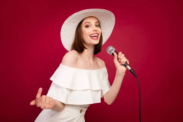 Profilo foto laterale di giovane donna attraente felice sorriso positivo cantare canzone microfono isolato su sfondo di colore rosso — Foto Stock