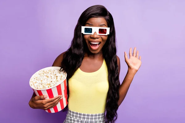 Portrait of astonished dark skin lady wear 3d glasses open mouth raise hand palm isolated on purple color background — Stock Photo, Image