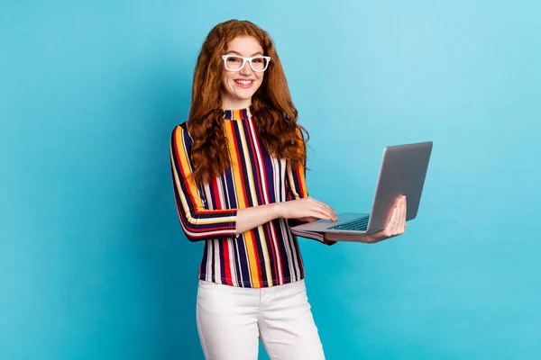 Güzel turuncu saç modelinin fotoğrafı. Bin yıllık iş bilgisayarı. Gözlüklü, mavi arka planda izole edilmiş renkli gömlek. — Stok fotoğraf
