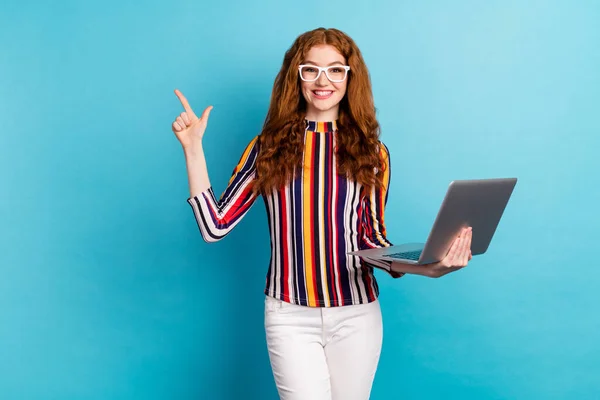 Fotografie de optimist roșu coafura millennial doamnă de lucru laptop punct gol spațiu purta ochelari cămașă colorată izolat pe fundal de culoare albastră — Fotografie, imagine de stoc