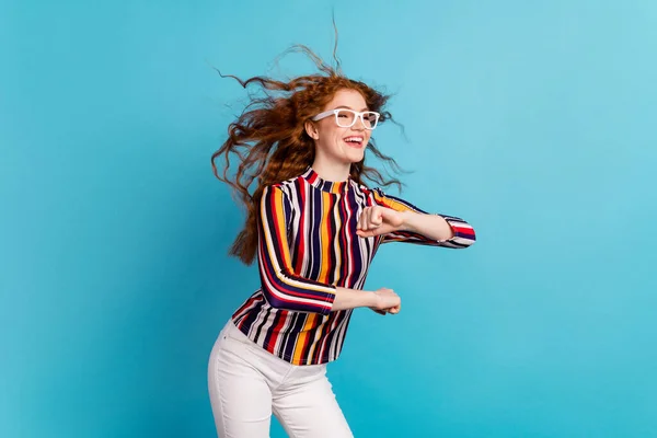 Foto av söt röd frisyr dam dans ser tomt utrymme slitage glasögon färgglada skjorta isolerad på blå färg bakgrund — Stockfoto