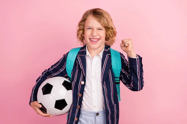 Foto do jovem garoto animado feliz sorriso positivo alegrar vitória vitória vitória jogo de futebol isolado sobre fundo cor pastel — Fotografia de Stock