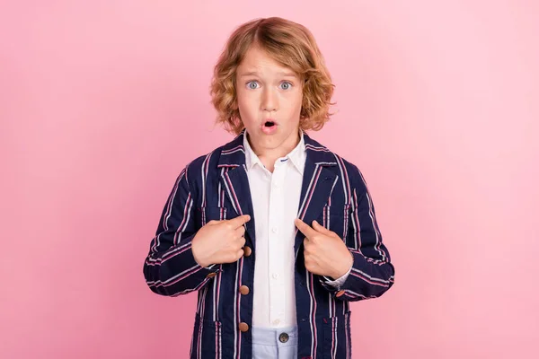 Фото молодого маленького хлопчика вражений шокованими тупими пальцями, ізольованими на пастельному кольоровому фоні — стокове фото