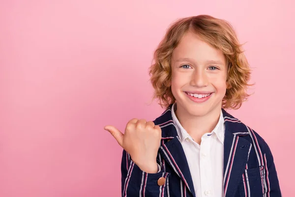 Foto do menino da escola feliz sorriso positivo indicar polegar espaço vazio recomendo anunciar isolado sobre fundo cor pastel — Fotografia de Stock