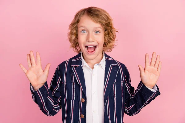Фотографія молодого збудженого маленького хлопчика щаслива позитивна посмішка хвиля привіт радий ізольований на рожевому кольоровому фоні — стокове фото