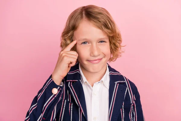 Foto de jovem pequeno menino dedo toque cabeça acho que a memória acusar provocar estúpido isolado sobre cor rosa fundo — Fotografia de Stock