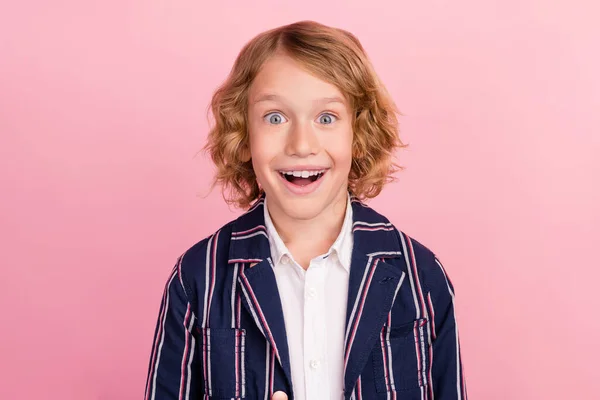 Foto do menino da escola bonito jovem animado feliz sorriso positivo informações isoladas sobre fundo cor-de-rosa — Fotografia de Stock