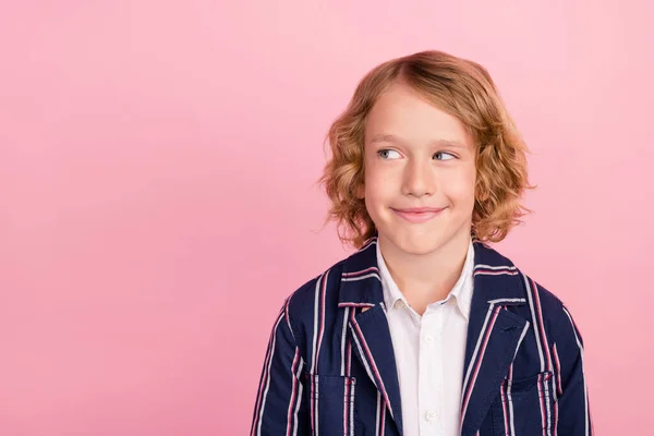 Foto do menino da escola feliz sorriso positivo sonho curioso olhar espaço vazio isolado sobre cor rosa fundo — Fotografia de Stock