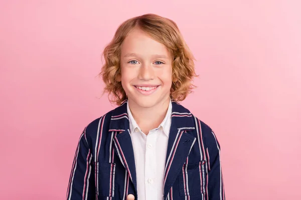 Foto de jovem alegre menino da escola criança feliz sorriso positivo desgaste casaco uniforme isolado sobre cor rosa fundo — Fotografia de Stock