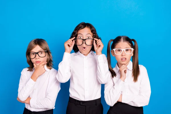 Foto di scioccato impressionato scolari formalwear occhiali grandi occhi isolato colore blu sfondo — Foto Stock