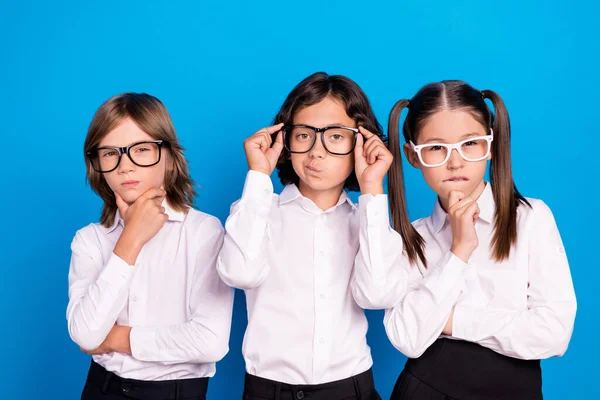 Foto von zweifelhaften unsicheren Schülern trägt Uniform Brille Arm Kinn isoliert blaue Farbe Hintergrund — Stockfoto
