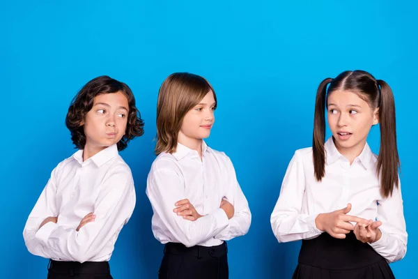 Foto de escolares dudosos encantadores formalwear brazos doblados contando dedos aislados color azul fondo — Foto de Stock