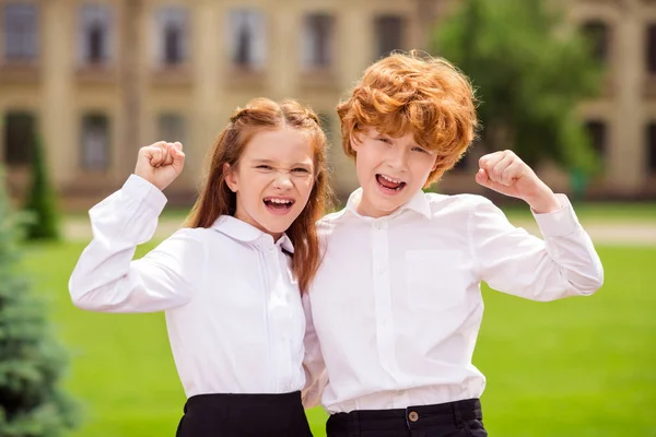 Foto de dois alegres surpreendido louco gengibre alunas celebrar vitória desgaste branco camisa uniforme parque ao ar livre — Fotografia de Stock