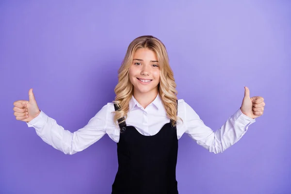 Foto van gelukkig positief charmant jong meisje maken duimen tot school uniform geïsoleerd op paarse kleur achtergrond — Stockfoto