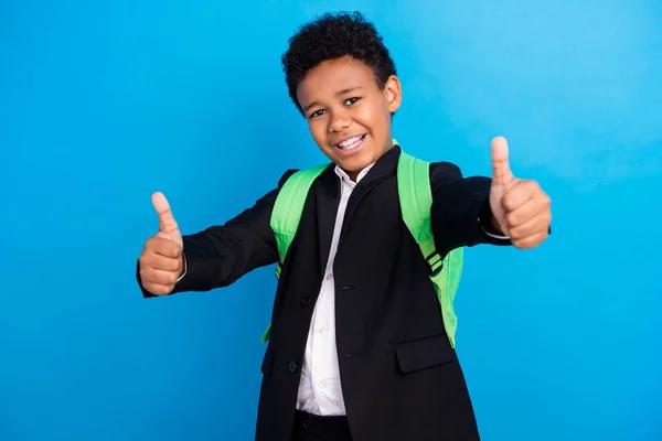 Foto van vrolijke positieve vrolijke afro-Amerikaanse jongen maken duimen omhoog glimlach geïsoleerd op blauwe kleur achtergrond — Stockfoto