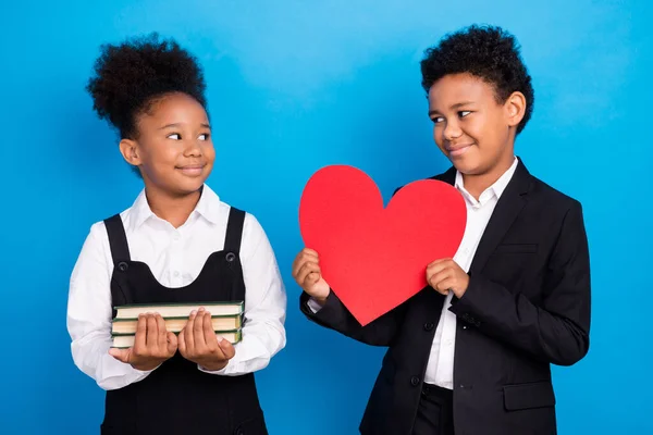 Фото афро американских маленьких людей друзья держат книги сердце дать носить униформу изолированы на синем фоне цвета — стоковое фото