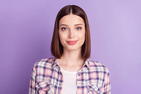 Retrato de conteúdo alegre atraente menina de cabelos castanhos vestindo camiseta verificada isolado sobre fundo cor violeta roxo — Fotografia de Stock