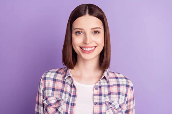 Retrato de menina alegre alegre atraente vestindo camiseta verificada isolada sobre fundo cor violeta roxo — Fotografia de Stock