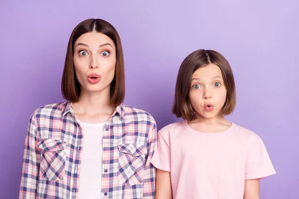 Porträtt av två attraktiva glada förvånade flickor otroligt goda nyheter reaktion isolerad över lila violett färg bakgrund — Stockfoto