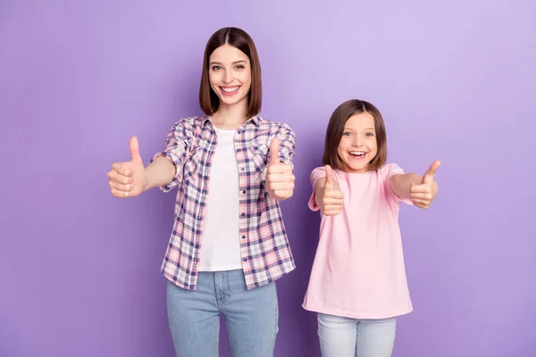 Porträtt av två attraktiva glada flickor vänner visar tummen isolerad över lila violett färg bakgrund — Stockfoto