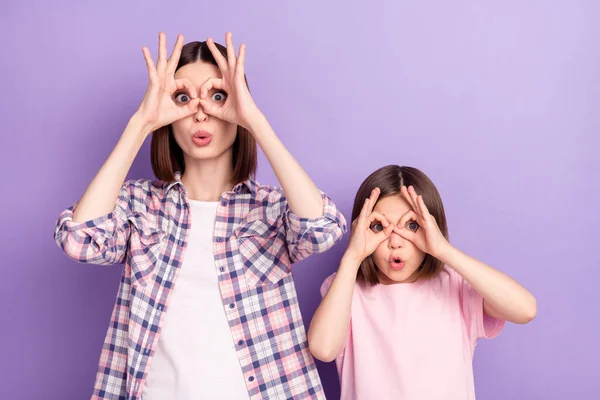 Portrét dvou atraktivních trendy veselé užaslé dívky ukazující ok-sign jako brýle izolované přes fialové fialové barvy pozadí — Stock fotografie