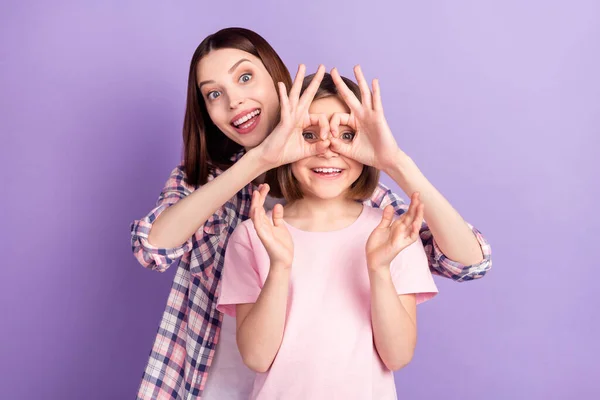 Портрет двох привабливих модних веселих здивованих дівчат, що показують добре видно, що веселий годинник ізольований на фіолетовому фіолетовому кольоровому фоні — стокове фото