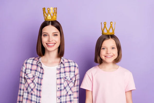 화려 한 왕관을 쓰고 가장 친한 친구들 과 자주 색 배경 이 분리 된 매력적 인 두 소녀의 모습 — 스톡 사진
