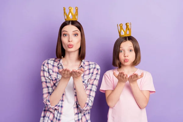 Portret van twee mooie trendy aanhankelijke meisjes dragen kroon verzenden lucht kus geïsoleerd over paarse violette kleur achtergrond — Stockfoto