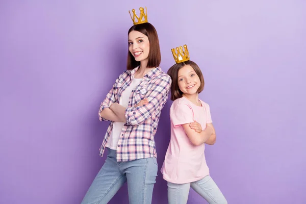 Porträtt av två attraktiva glada flickor bär krona vikta armar bästa laget isolerad över lila violett färg bakgrund — Stockfoto
