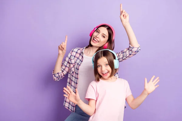 Retrato de duas meninas alegres atraentes ouvindo melodia resto dança se divertindo isolado sobre roxo cor violeta fundo — Fotografia de Stock