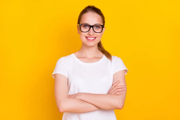 Foto de la joven mujer de negocios feliz sonrisa positiva cruzó las manos confiado aislado sobre fondo de color amarillo — Foto de Stock