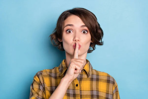 Foto de chica sin palabras labios de la cubierta del dedo piden guardar silencio desgaste camisa a cuadros aislado fondo de color azul — Foto de Stock