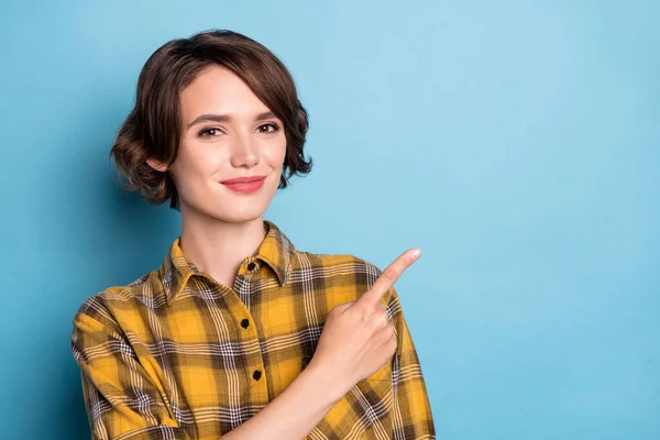 Foto da menina promotor indicar dedo vazio espaço desgaste xadrez camisa xadrez isolado azul cor fundo — Fotografia de Stock