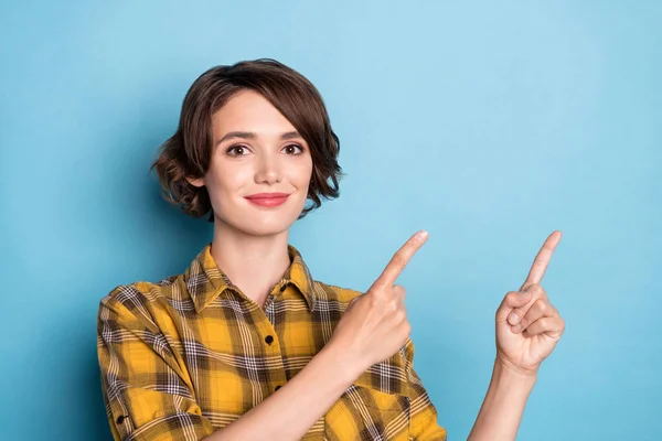 顧問の女の子の写真は、指の空のスペースは、販売促進することを示しています着用プレイシャツ孤立青の色の背景 — ストック写真