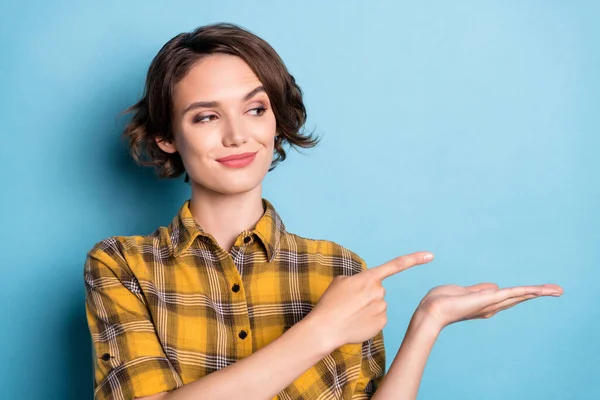 Foto de charmoso flerte promotor senhora mão segurar espaço vazio direto dedo desgaste xadrez camisa isolado azul cor fundo — Fotografia de Stock