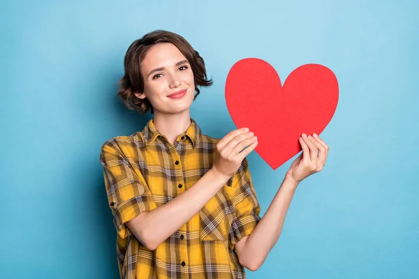 Romantik kadının fotoğrafı. Elinde kırmızı kağıt kalp kartı var. Ekose gömlek giyiyor. — Stok fotoğraf