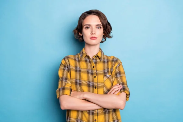 Foto de encantadora dama autoasegurada cruzada manos mirada cámara desgaste camisa a cuadros aislado color azul fondo — Foto de Stock