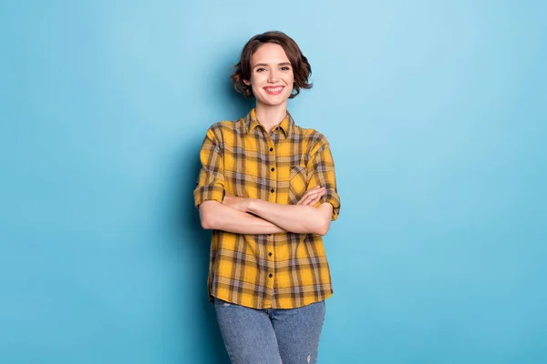 Photo de joyeuse dame confiante bras croisés rayonnant sourire porter chemise à carreaux isolé fond de couleur bleue — Photo